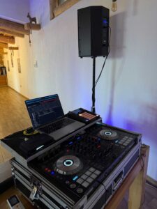 Detail DJ konzoly a osvetlenia počas akcie v regióne Poprad a Spiš.