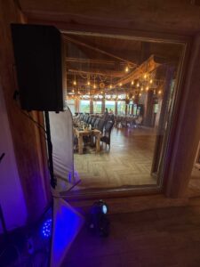 Detail DJ konzoly a osvetlenia počas akcie v regióne Poprad a Spiš.