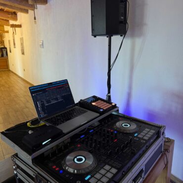 Detail DJ konzoly a osvetlenia počas akcie v regióne Poprad a Spiš.